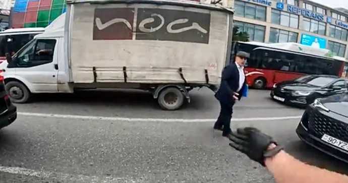 Bakıda yol üstündə gərgin anlar: Piyada ilə sürücü arasında mübahisə yarandı VİDEO