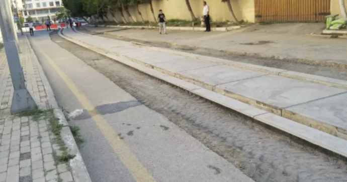 Binəqədidə küçənin ortasındakı relslər nə üçün çəkilib? FOTO