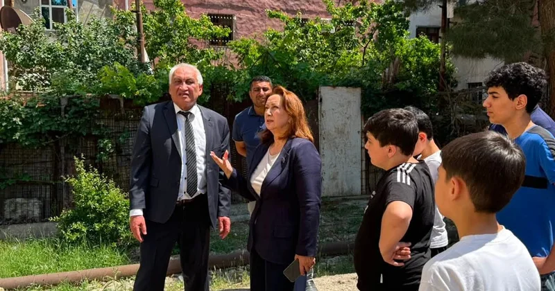 Deputat seçicilərinin problemlərini dinləyib