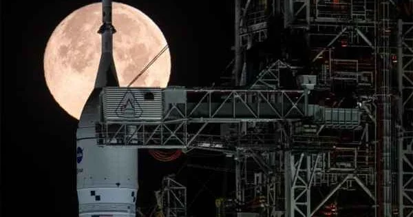 İlon Mask və Ceff Bezos NASA nın Ay planlarını təhlükəyə ata bilər