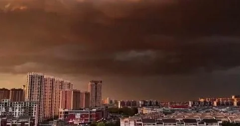 Жители Китая засняли пугающее приближение грозы ВИДЕО