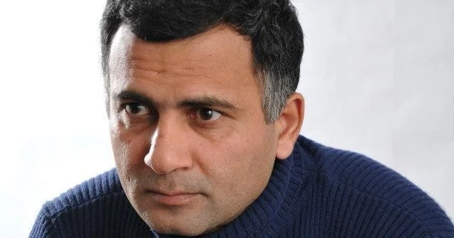 Teatr səhnəsində özünün yox, dodağının izi qalan aktyor Saffari yazır…