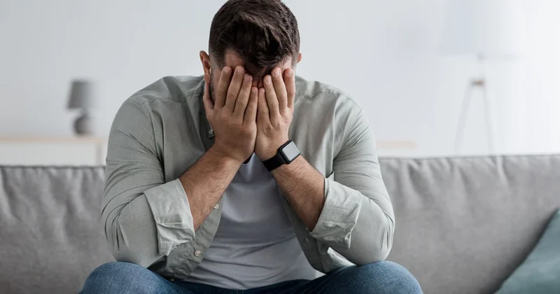 Hansı yaşda insan özünü bədbəxt hiss etməyə başlayır? SƏBƏBLƏR