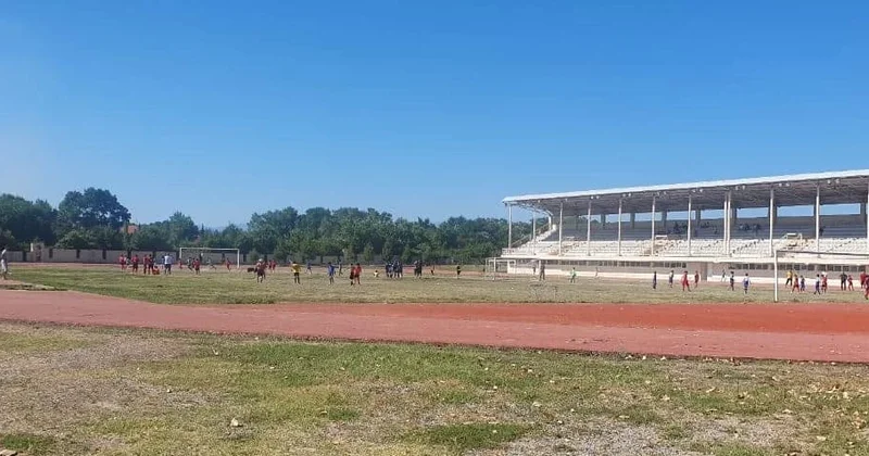 Xaçmaz Olimpiya İdman Kompleksindəki stadionun acınacaqlı halı FOTO