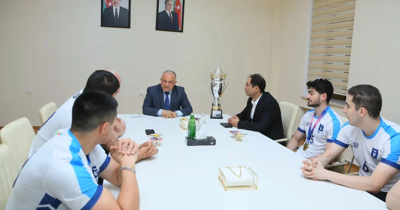 Rektor çempion olan AzTU komandasını təbrik edib
