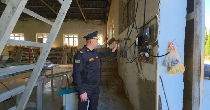В Баку из за угрозы пожара приостановлена деятельность мебельного цеха