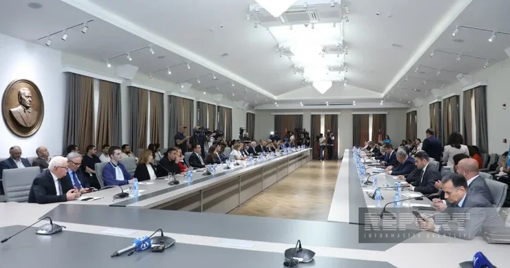 Sosial şəbəkələrə yaş bariyeri: Bank kartı və e poçtla yoxlanılacaq