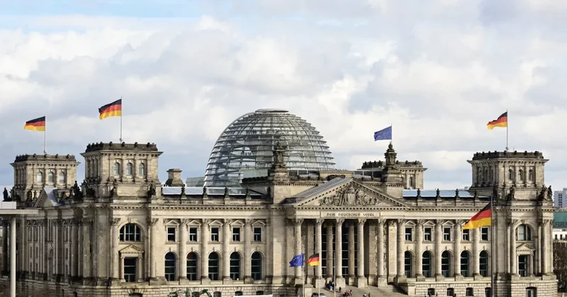 Bundestaq iqtisadi böhran səbəbindən deputat maaşlarının artırılmasından imtina edə bilər