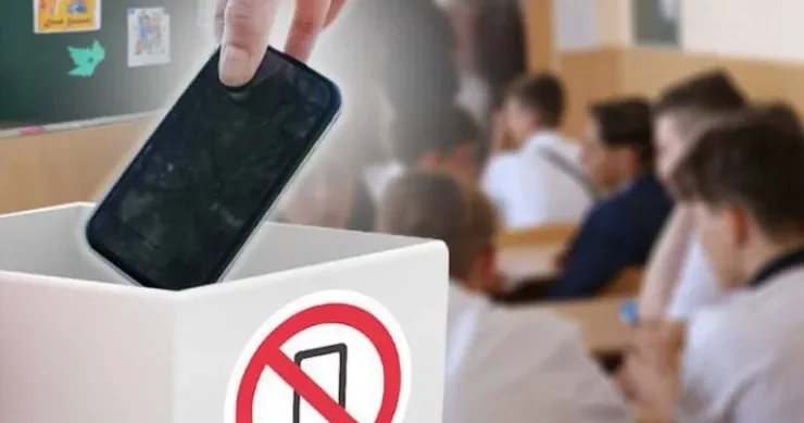 Məktəblərdə mobil telefonlarla bağlı qadağa qüvvəyə MİNDİ