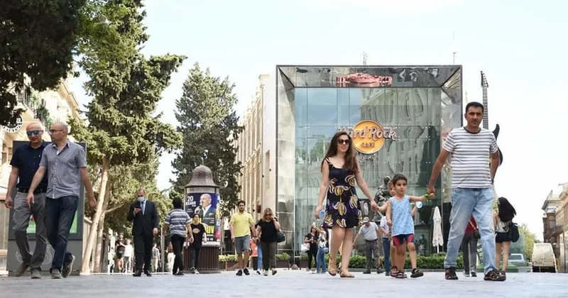 Küçədə kiməsə geyiminə görə irad bildirmək normaldır? KULTUROLOQ AÇIQLADI