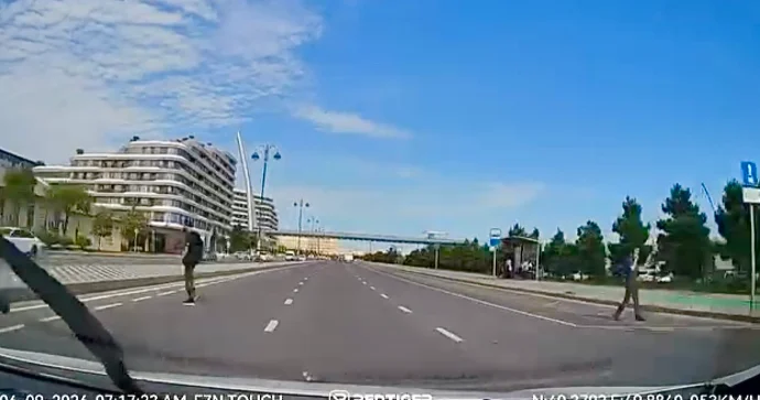 Yaxınlaşan avtomobilə məhəl qoymayan piyada təhlükə yaratdı VİDEO