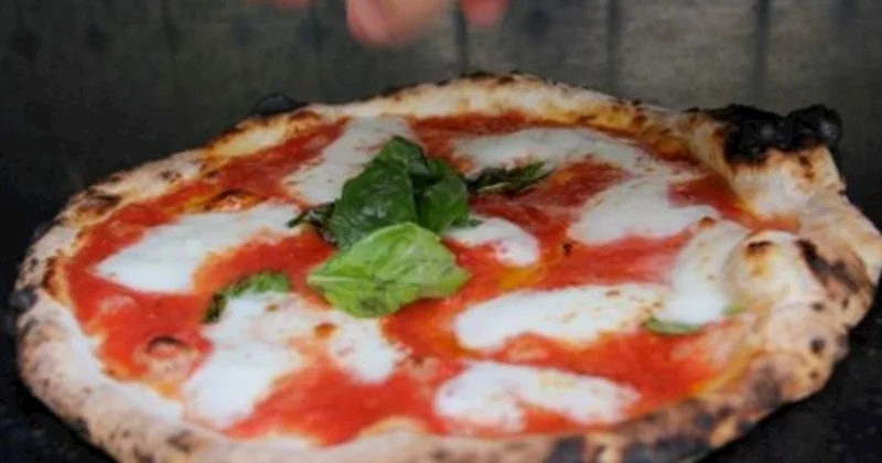 Bu üsulla restorana getməyə ehtiyac qalmayacaq: Tavada cəmi 5 dəqiqəyə əsl pizza hazırlayın!