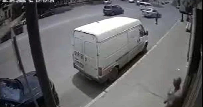Bakıda avtobus dəhşətli qəza törətdi: piyada son anda ölümdən xilas oldu VİDEO