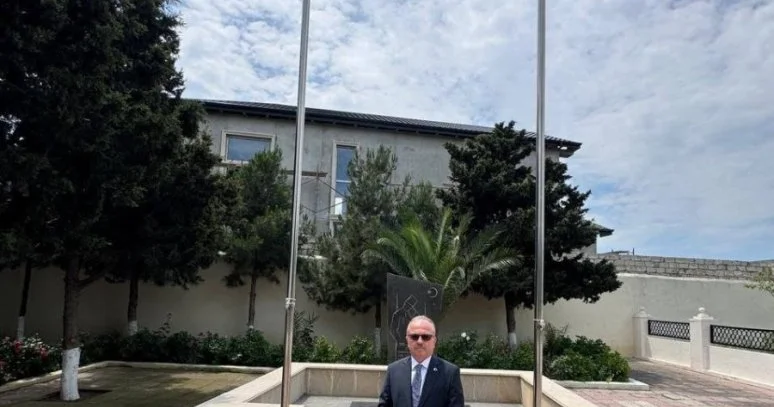 Səfir Birol Akgün Mərdəkanda türk şəhid məzarını ziyarət edib