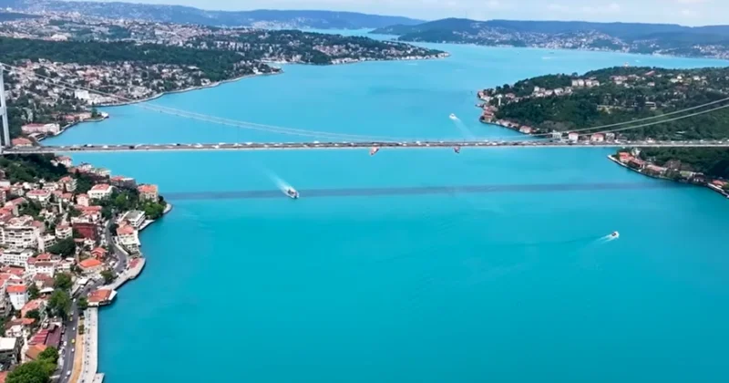 İstanbulda Bosforun rəngi dəyişdi Video
