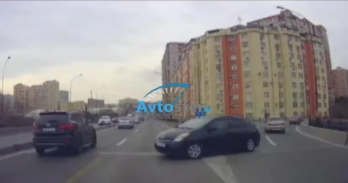 “Prius” sürücüsündən təhlükəli manevr; körpüdə əks istiqamətə çıxdı VİDEO