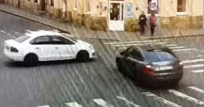 Skoda və Volkswagen toqquşdu; piyadalar möcüzə nəticəsində sağ qaldı VİDEO