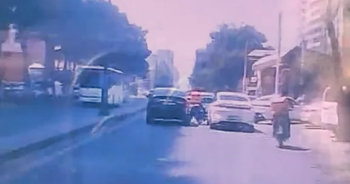 İki avtomobilin arasına girən moped sürücüsü təhlükəli anlar yaşadı VİDEO