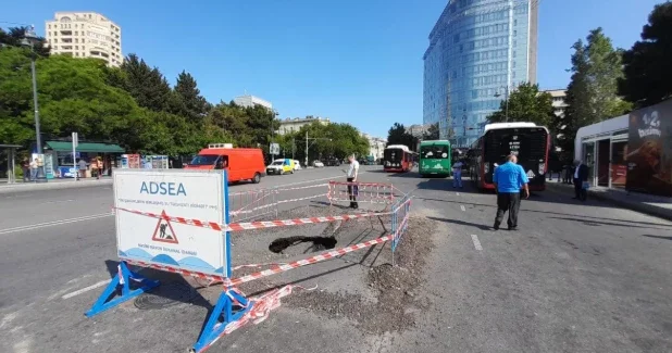 В центре Баку провалился участок дороги