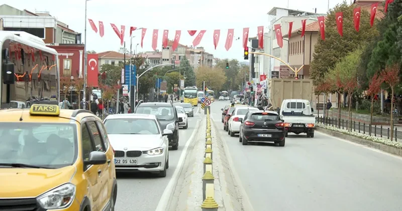 Türkiyədə çılpaq qadın küçədə maşınlara və insanlara hücum etdi Hadisə anı kameralara düşdü