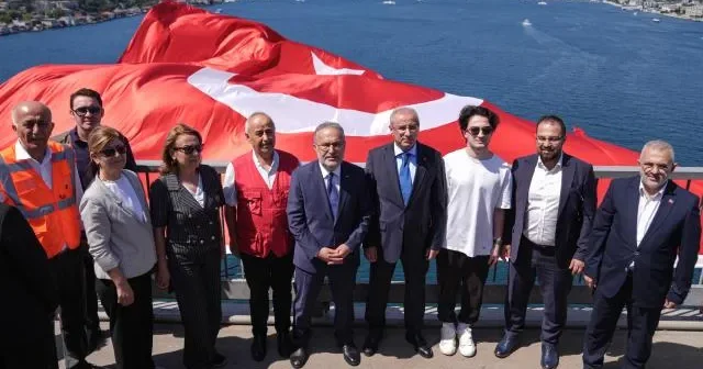 İstanbulda körpülərə Türkiyə bayrağı ASILDI