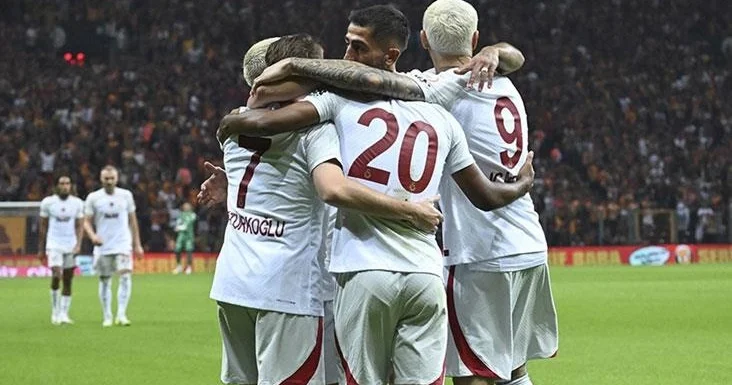 Qalatasaray qapıçı axtarışına davam edir