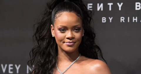 Rihanna atasının yasında FOTO