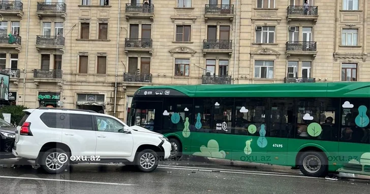 Дождь стал причиной столкновения внедорожника с пассажирским автобусом в Баку