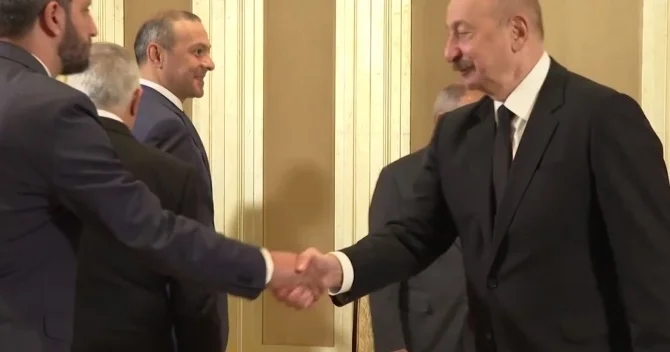 Əslən xocavəndli Ermənistan TŞ katibinin görüşdə gülümsəməsi revanşistləri sarsıtdı FOTO