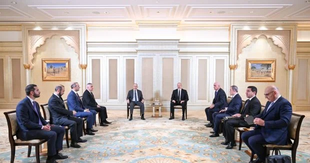 Azərbaycan Prezidenti ilə Ermənistanın Baş naziri görüşüb Əbu Dabidə (FOTOLAR, YENİLƏNİR)