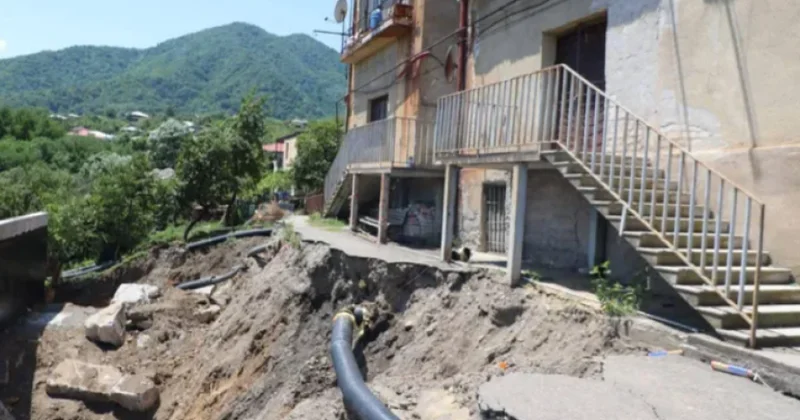 Gürcüstanda yaşayış binasının həyətində torpaq sürüşməsi baş verib