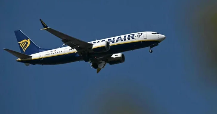 В самолете Ryanair во время полета разбилось окно, есть пострадавший