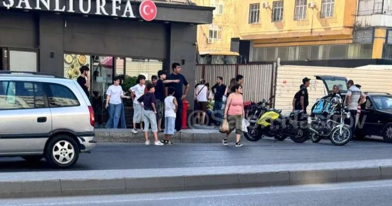 Bakıda iki moto kuryer toqquşdu Biri ağır yaralanıb