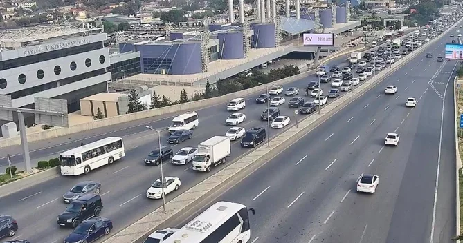 Bakının bir sıra yollarında tıxac yaranıb