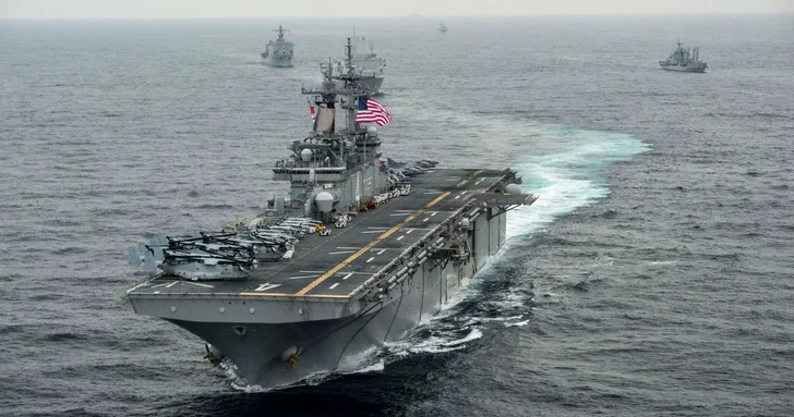 Американский десантный корабль USS Boxer вышел из строя во время операции против Ирана