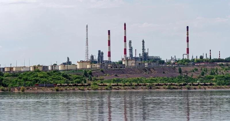 Reuters: Rusiya dron zərbəsindən sonra Saratov neft emalı zavodunun işini dayandırıb