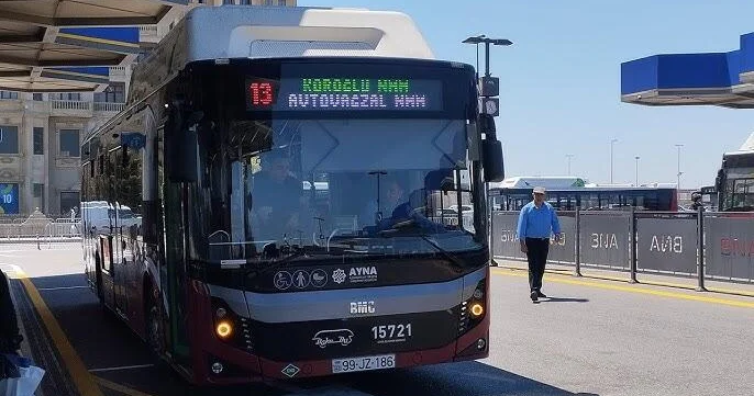 Sürücü avtobusu saxlayıb siqaret çəkməyə düşdü (Video)