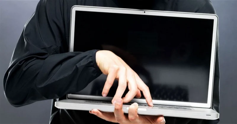 В Баку из объекта похитили деньги и дорогой ноутбук