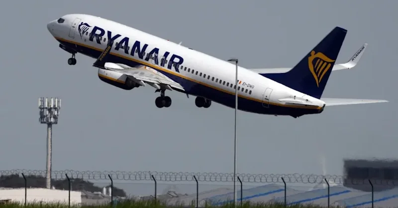 Səmada kabus: “Ryanair” təyyarəsinin pəncərəsi sındı, sərnişin havaya sovruldu