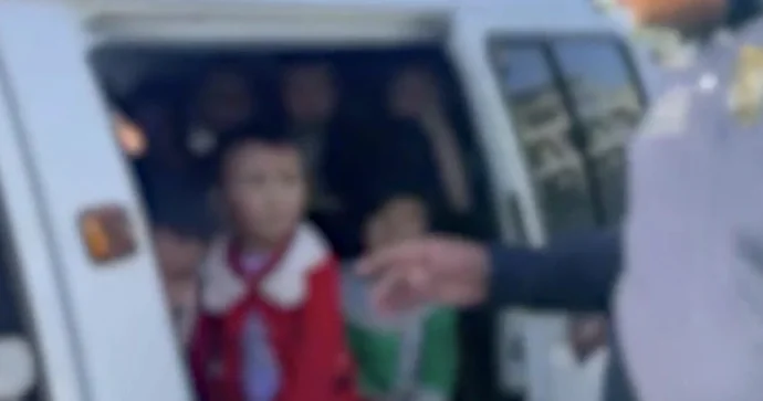 Özbəkistanda yol polisi “Damas”a 20 uşaq mindirən sürücünü cərimələdi