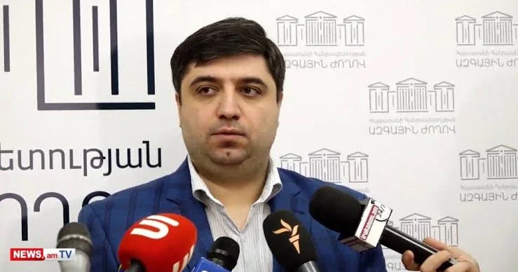 Hakobyan Paşinyandan ayrıldı: Deputat mandatından imtina etdi