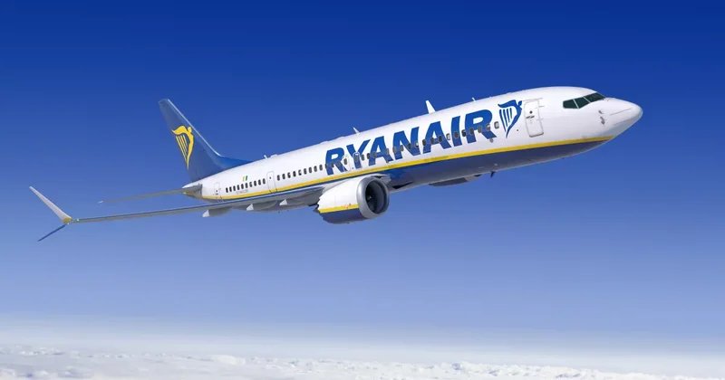 Кошмар на борту: пассажира компании Ryanair едва не вытянуло из самолета ВИДЕО