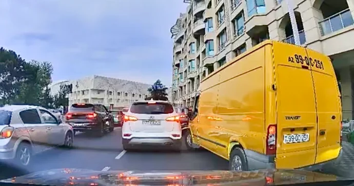 Bir neçə saniyə qazanmaq üçün digər avtomobilləri təhlükəyə atdı VİDEO