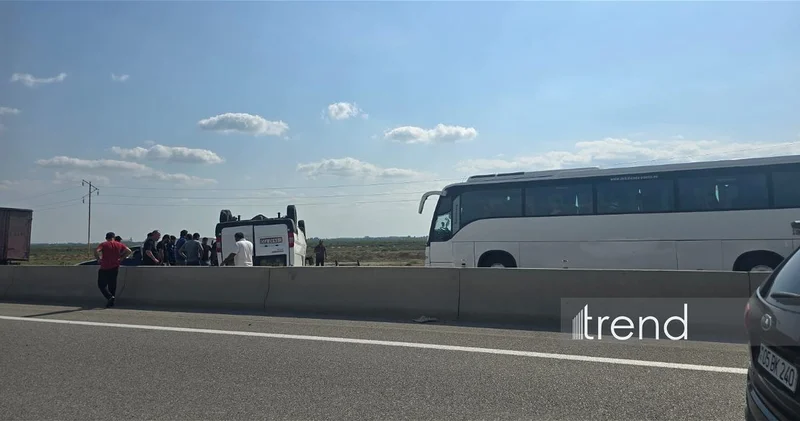 На трассе Баку Газах перевернулся грузовик с арбузами, образовалась пробка ВИДЕО