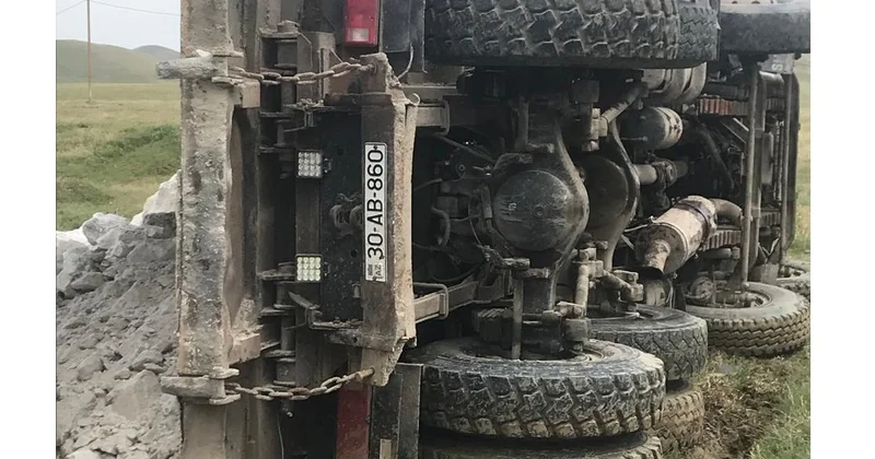 Goranboyda “Shacman“ aşdı, xəsarət alan var FOTO