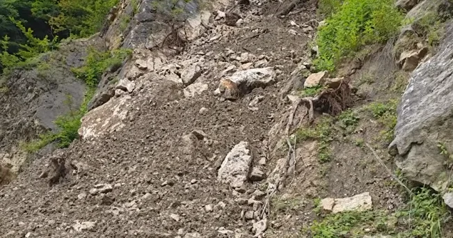 Quba Xınalıq avtomobil yolunda torpaq sürüşməsi oldu