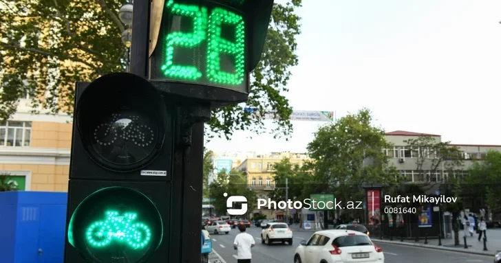 На 19 перекрестках Баку установлены дополнительные велосипедные секции на светофорах
