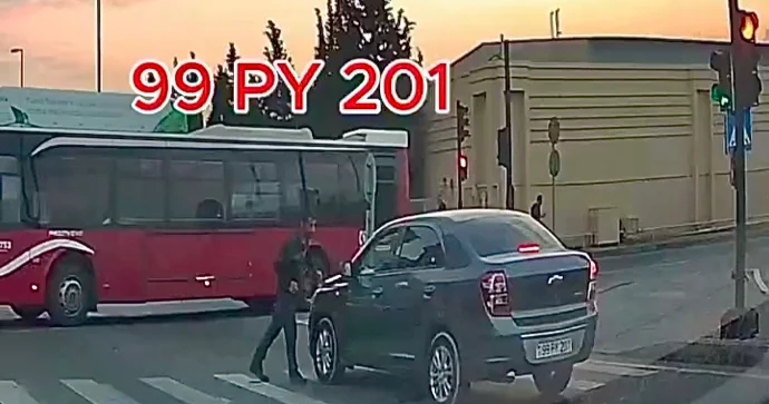 Qırmızı işıqda keçən sürücü piyadanı vurmaqdan güclə yayındı ANBAAN VİDEO