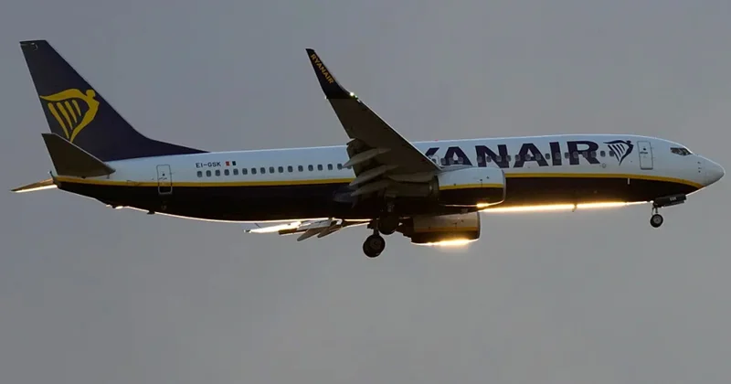Осколок двигателя пробил иллюминатор, самолет Ryanair экстренно вернулся в Салоники