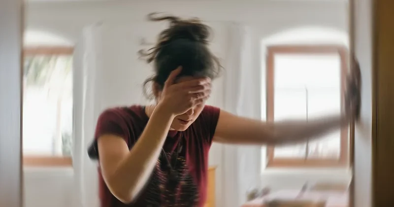 İsti havada günvurma, yoxsa insult? Həkim iki halı fərqləndirməyin yolunu açıqladı